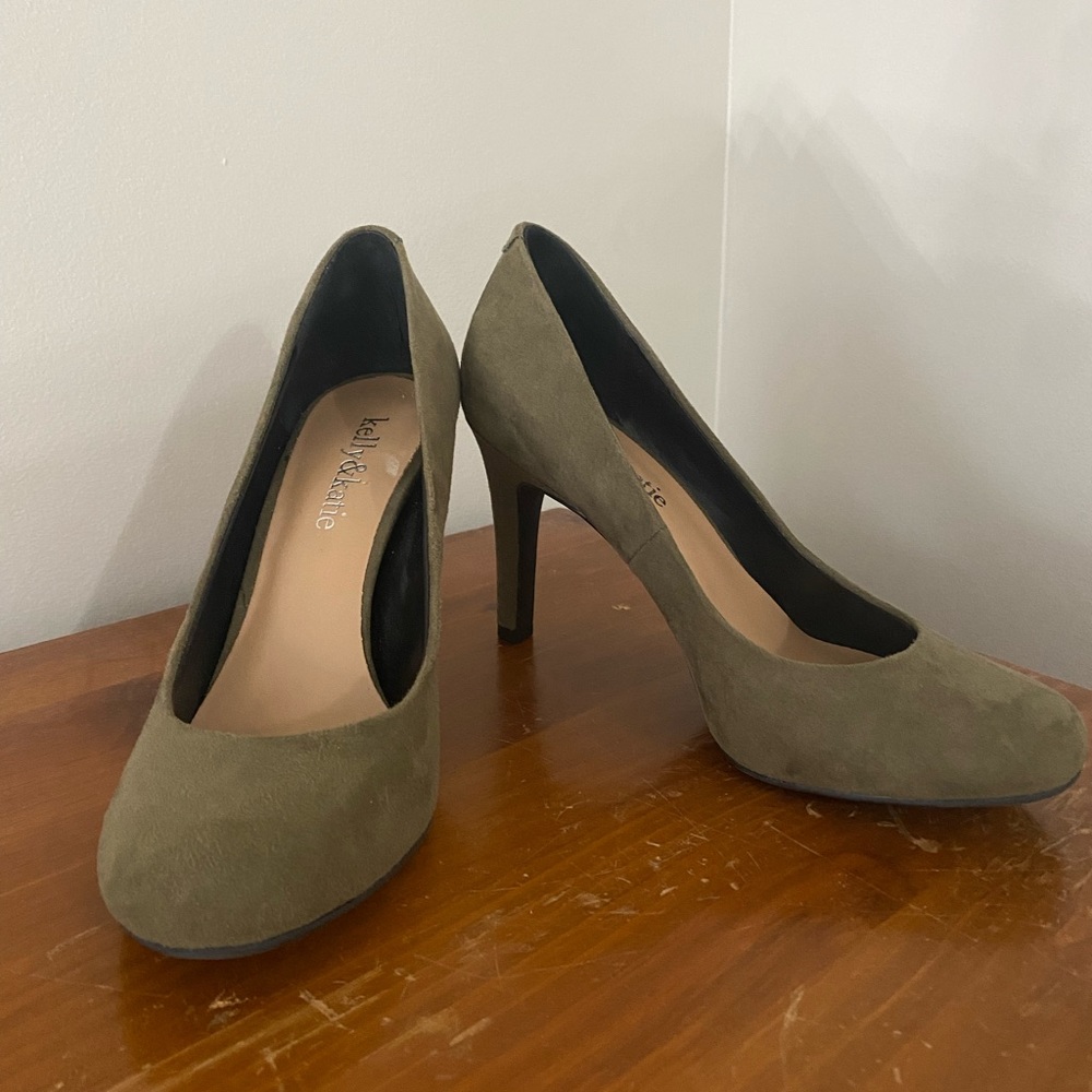 Green faux suede women’s heels, size 6